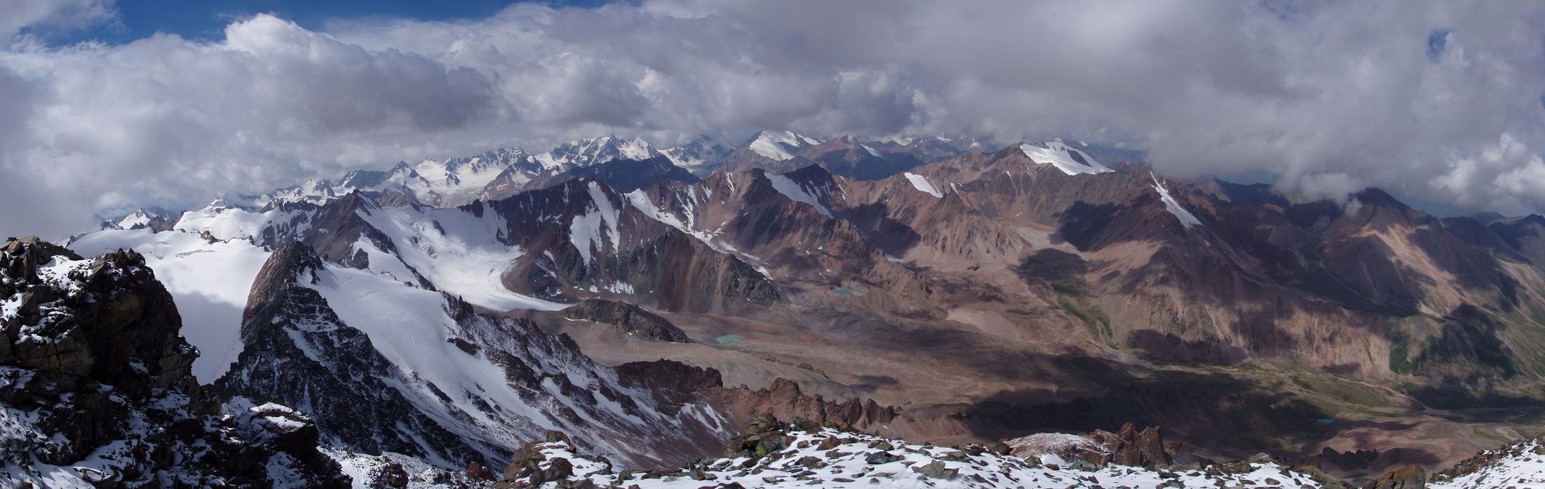  Rozhled z vrcholu Adygene (4401 m/m) 