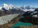 Ledovec Ngozumba a jezero Dudh Pokhari z Gokyo Ri